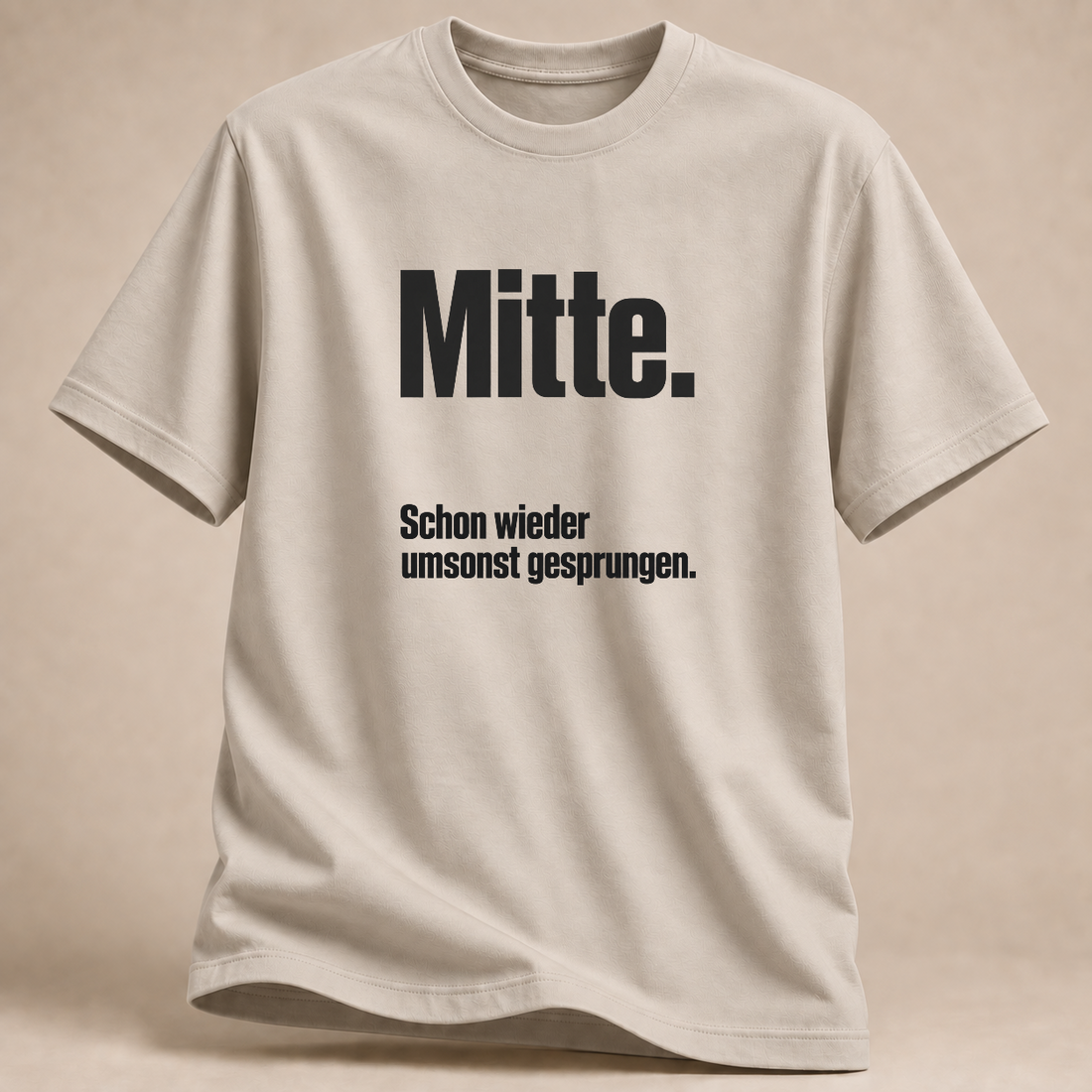 Nächster Ball. Ich bin da. Volleyball T-Shirt – Mockup in Sand