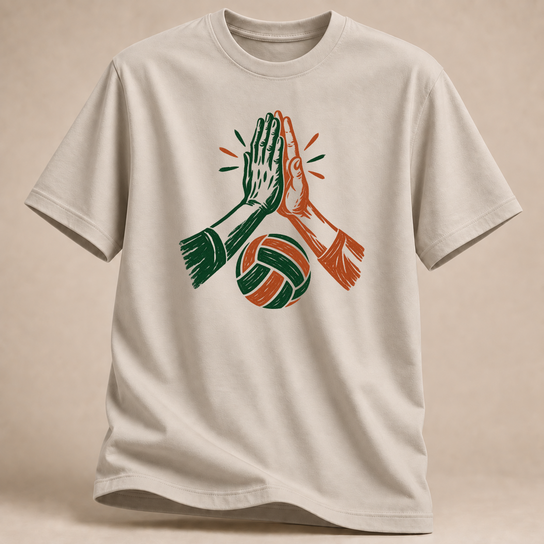 Katze und Volleyball T-Shirt – Mockup in Sand
