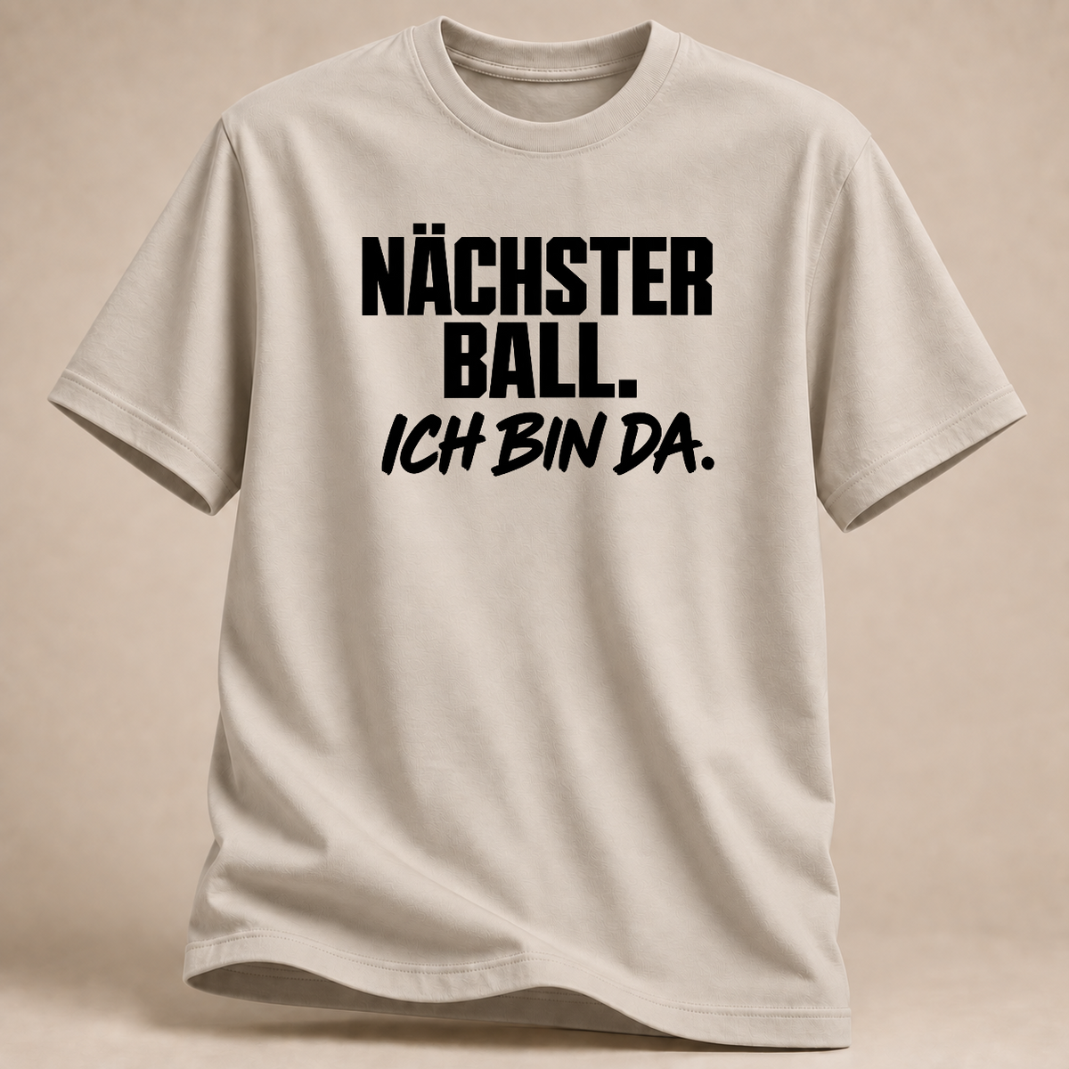 Nächster Ball. Ich bin da. Volleyball T-Shirt – Mockup in Sand