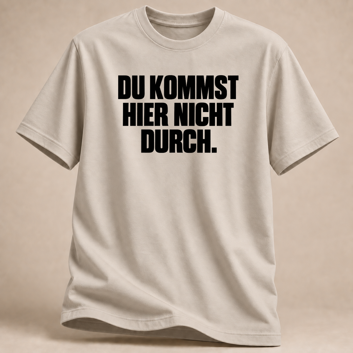 Du kommst hier nicht durch Volleyball T-Shirt – Mockup in Sand