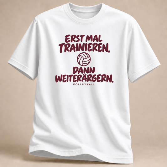 RÜCKRAUM – Erstmal trainieren dann weiterärgern T-Shirt – Weiß